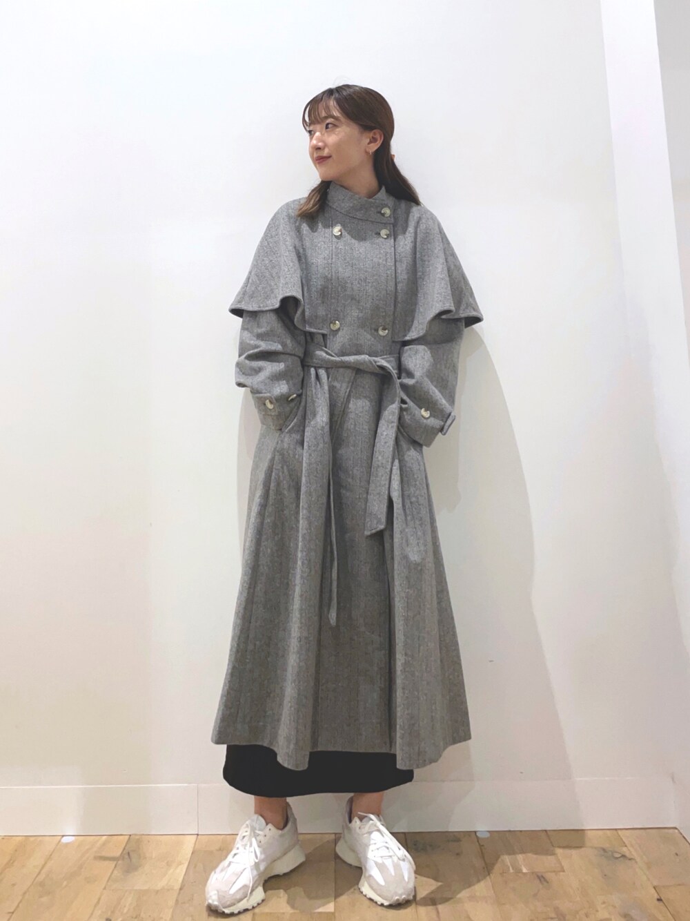 ホワイト系のスニーカー、その他のその他アウター、ブルー系のスカートを着用したレディースの秋コーディネートの1枚目の写真