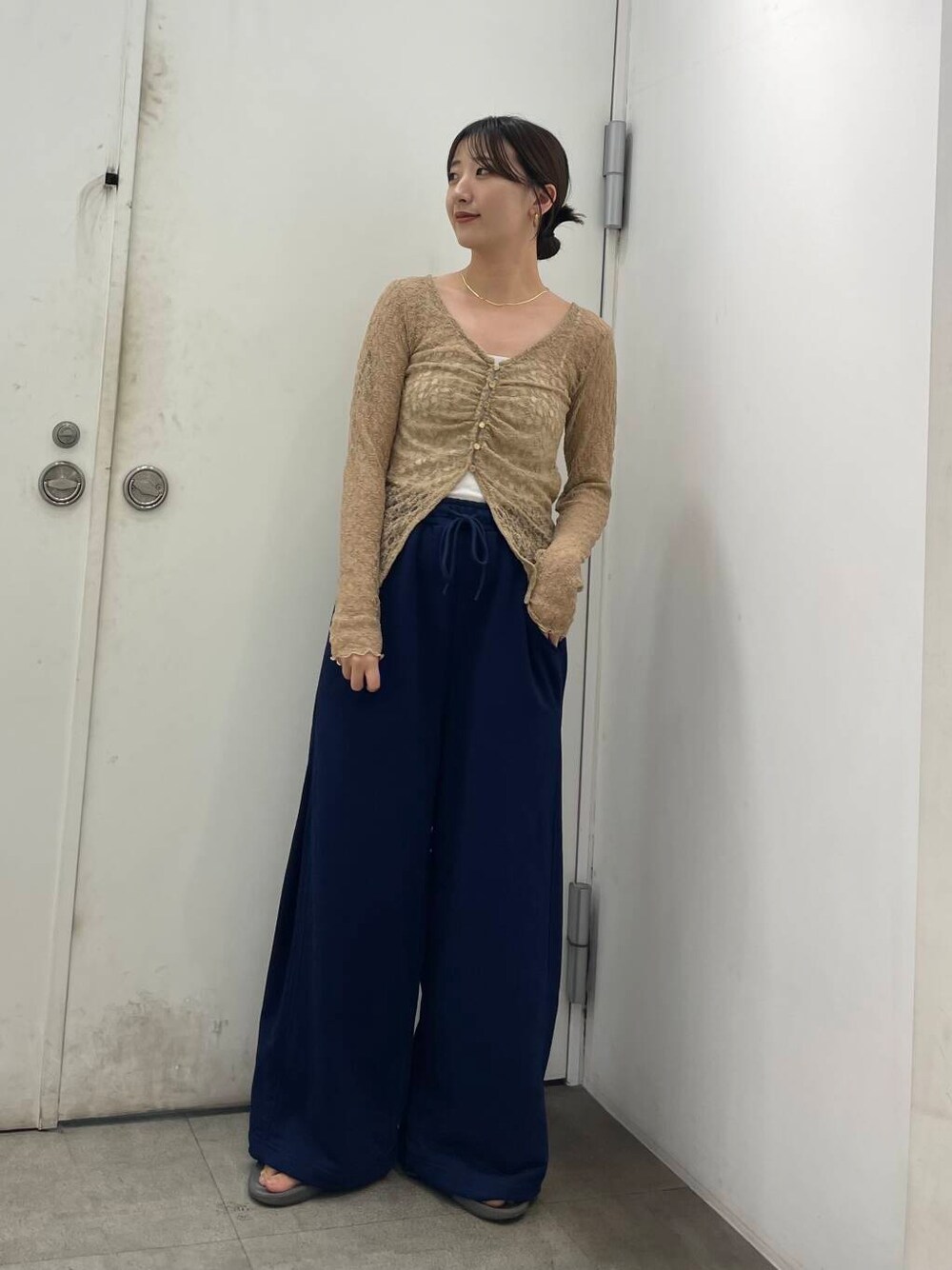ホワイト系のキャミソール、ブルー系のスウェットパンツ、ベージュ系のTシャツ/カットソーを着用したレディースの秋コーディネートの1枚目の写真