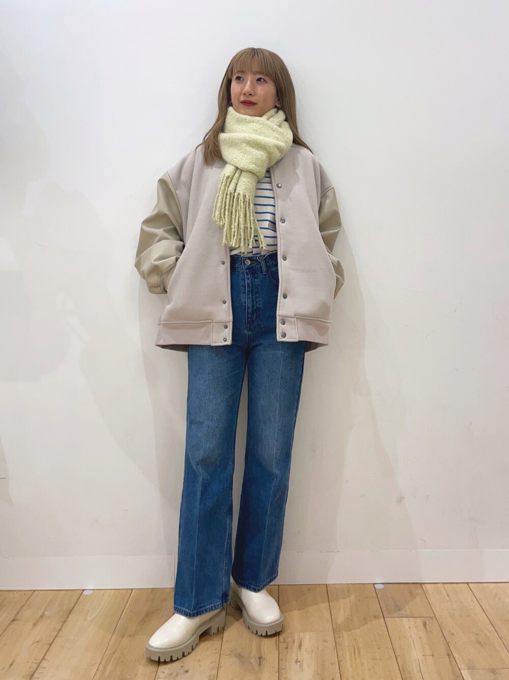 「クリスマスに着たい服、ニットコーデ、シンプルコーデ、マフラーぐるぐる、フレアパンツ、スタジャン、SENSEOFPLACE、デニム、ブーツ、ボーダー」｜「SENSE OF PLACE by URBAN RESEARCHのループヤーンストール（マフラー、グリーン系）」を使った、maiさん（レディース・162cm）の冬コーディネートの1枚目の写真
