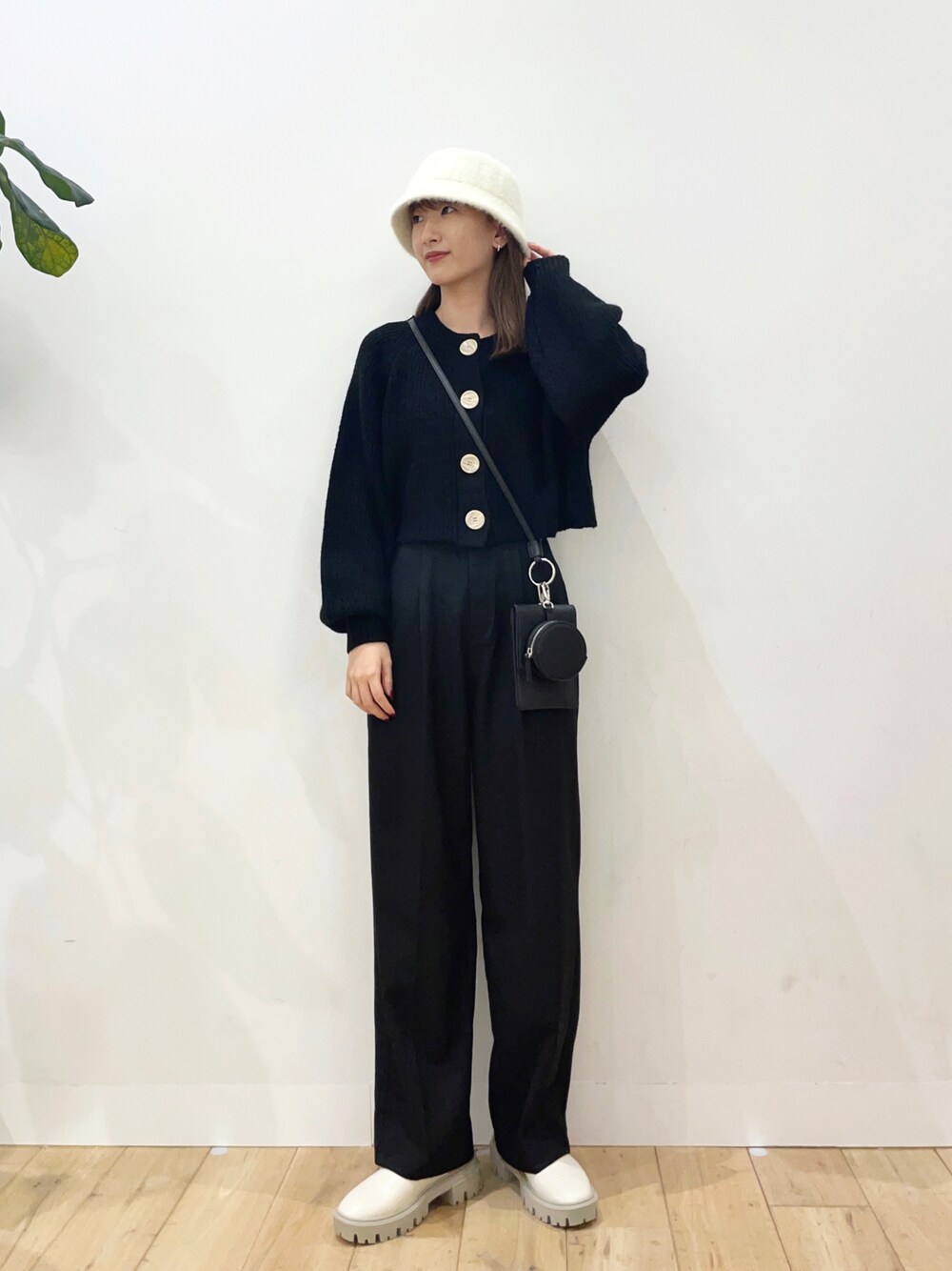 ブラック系のカーディガン/ボレロ、ブラック系のその他パンツ、ブラック系のショルダーバッグを着用したレディースの冬コーディネートの1枚目の写真