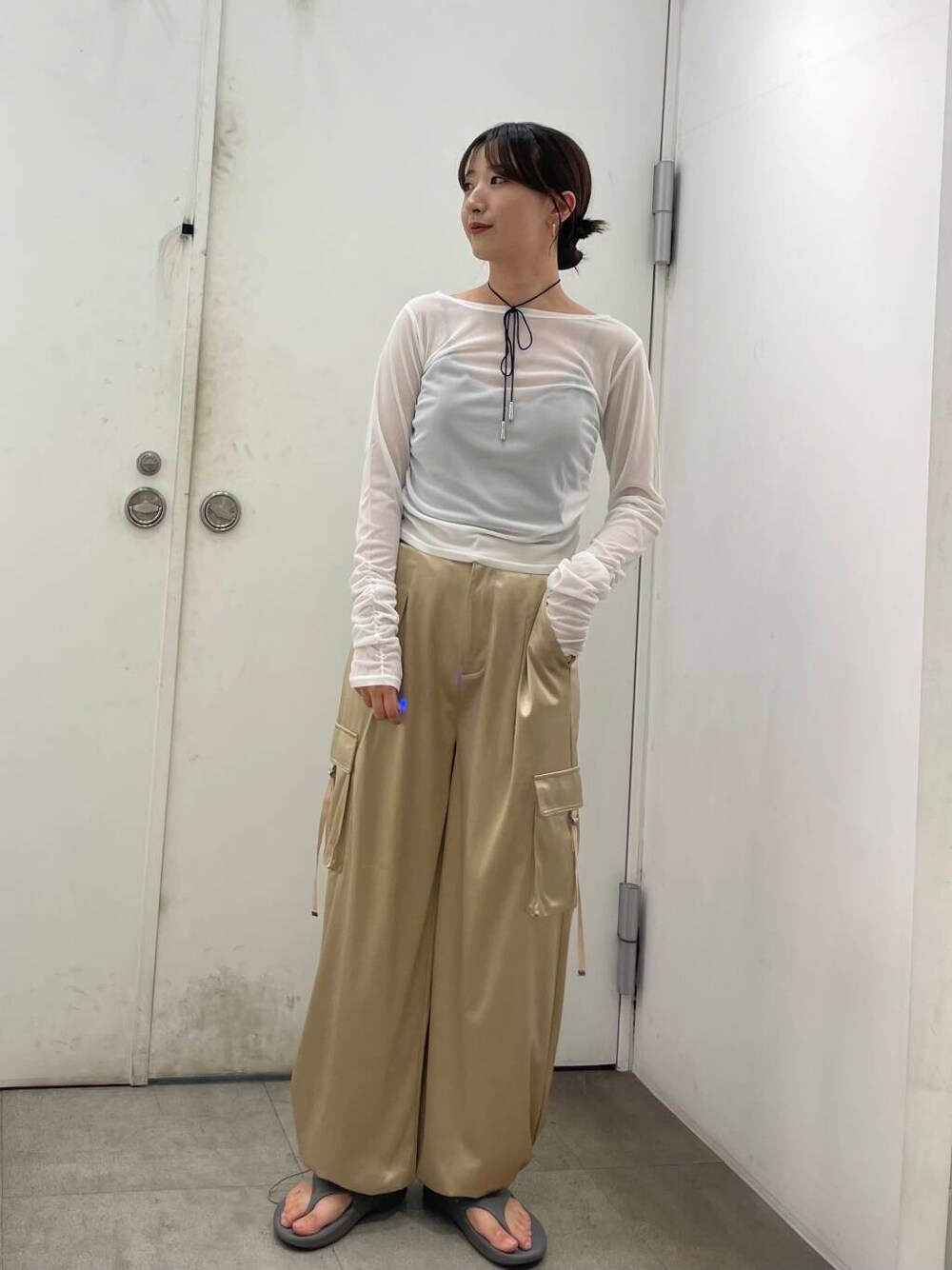 ベージュ系のカーゴパンツ、ホワイト系のその他トップスを着用したレディースの秋コーディネートの1枚目の写真