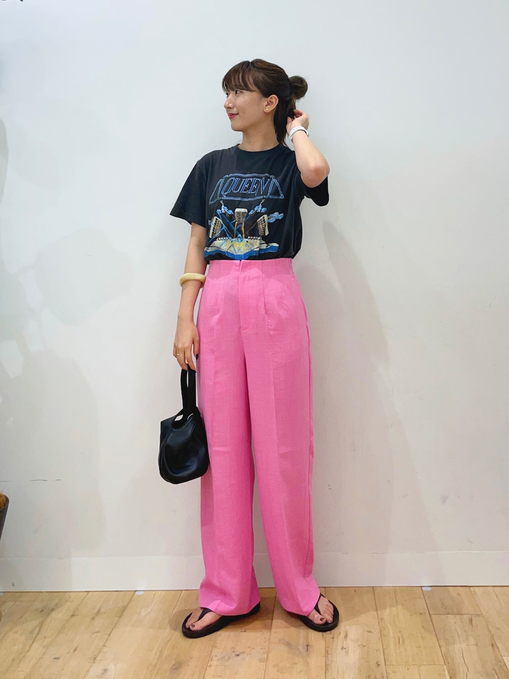 ピンク系のその他パンツ、ブラック系のハンドバッグを着用したレディースの夏コーディネートの1枚目の写真