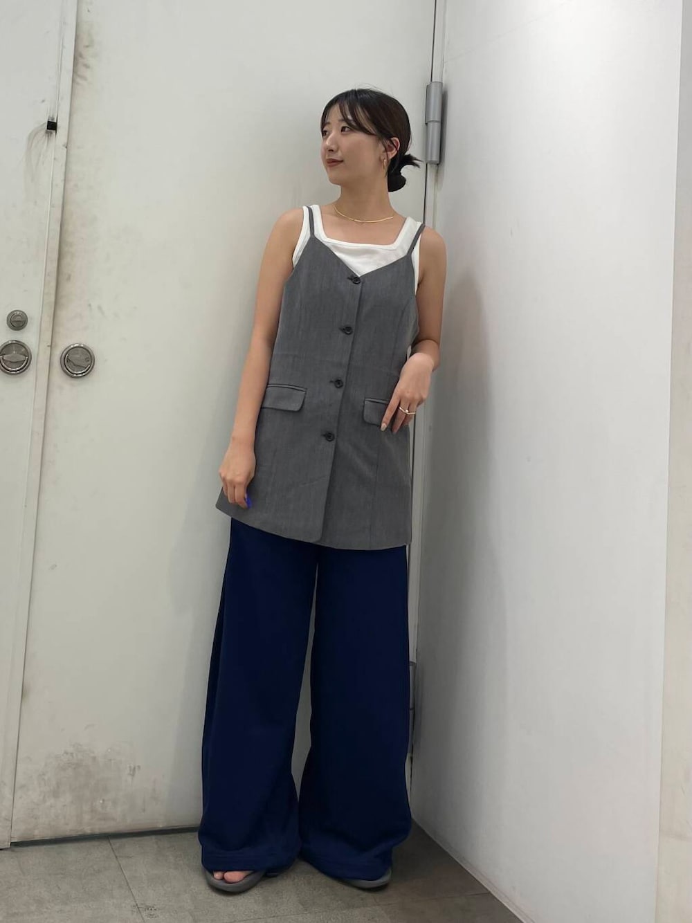 ホワイト系のTシャツ/カットソー、グレー系のチュニック、ブルー系のスウェットパンツを着用したレディースの秋コーディネートの1枚目の写真