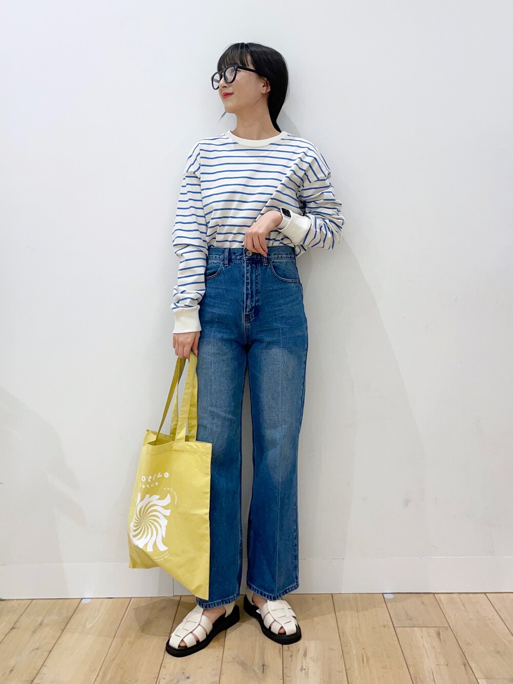 ブルー系のTシャツ/カットソー、ブルー系のデニムパンツ、ホワイト系のサンダルを着用したレディースの春コーディネートの1枚目の写真