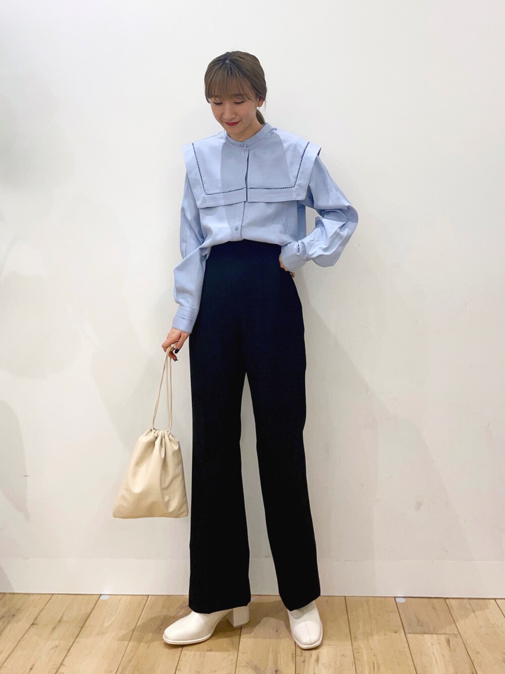 ブルー系のシャツ/ブラウス、ブラック系のその他パンツ、ホワイト系のブーツを着用したレディースの冬コーディネートの1枚目の写真