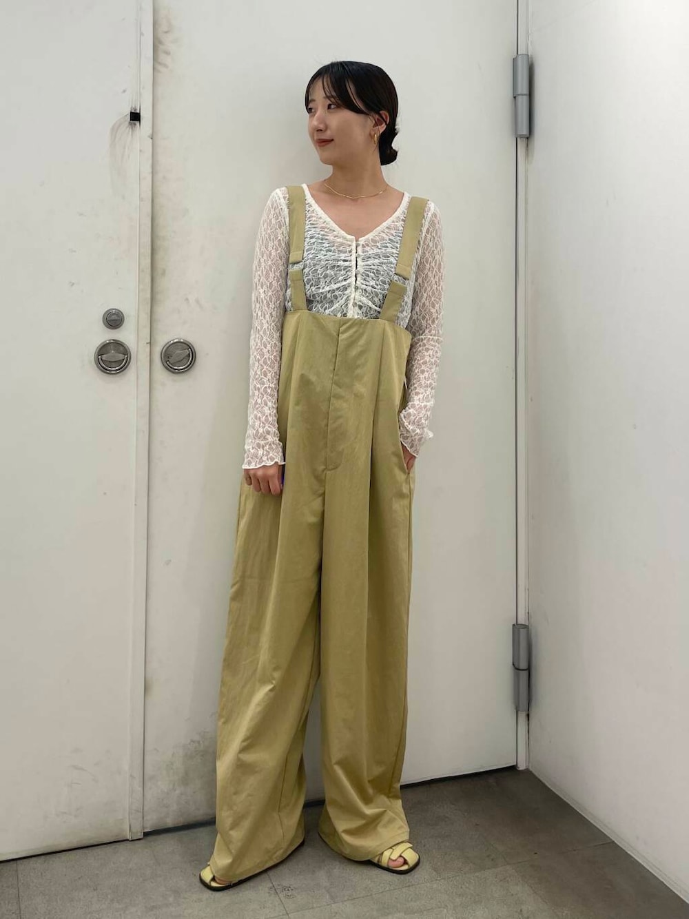 ホワイト系のTシャツ/カットソー、ベージュ系のサロペット/オーバーオールを着用したレディースの夏コーディネートの1枚目の写真