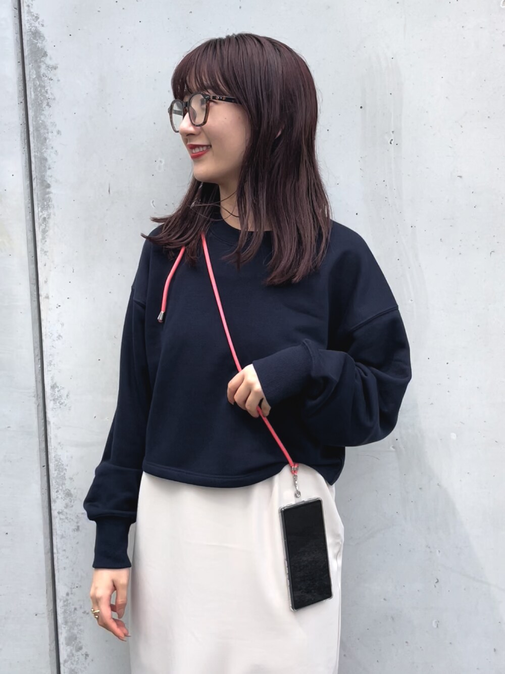 「スマホショルダー、秋コーデ、スウエット、レイヤードスタイル、キャミワンピ、ピンク、ダテメガネ、メガネ女子、SENSEOFPLACE、SMELLY、カジュアル、カジュアルコーデ、シンプルコーデ、初秋コーデ、秋のコーデ」｜「SMELLYのオクタゴンフレームダテメガネ（メガネ、ブラウン系）」を使った、maiさん（レディース・162cm）の秋コーディネートの1枚目の写真