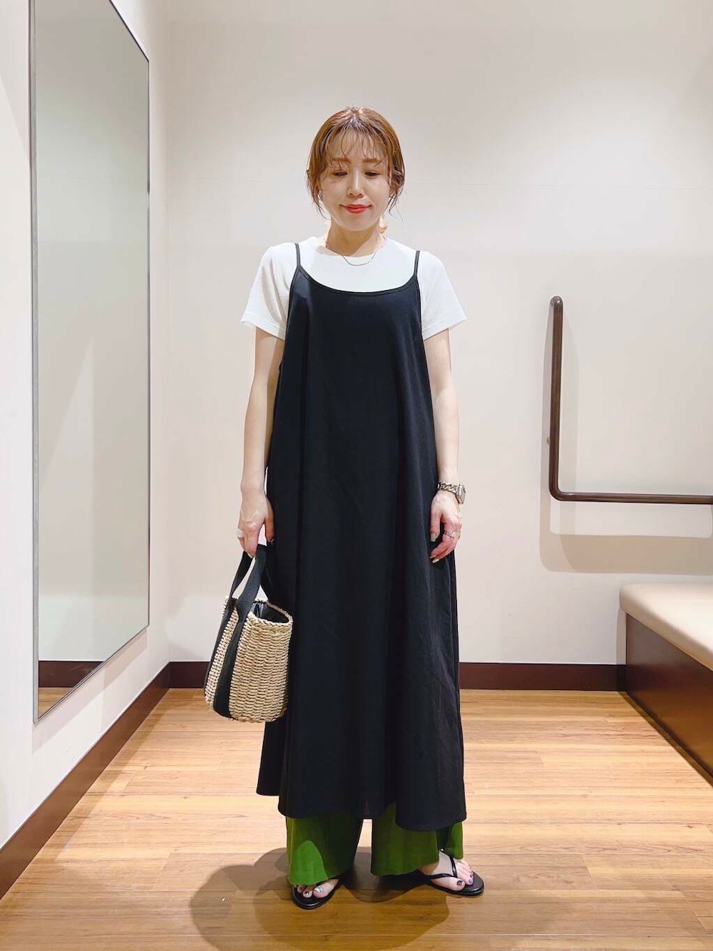 「キャミワンピース、大人カジュアル、キレイめ、ママコーデ、大人女子、カジュアルコーデ、カラーパンツ、大人コーデ、大人かわいい、イエベ、やや暑い、リネン着こなし術」｜「URBAN RESEARCH DOORSのトングサンダル（サンダル、ブラック系）」を使った、fujimonさん（レディース・159cm）の夏コーディネートの1枚目の写真