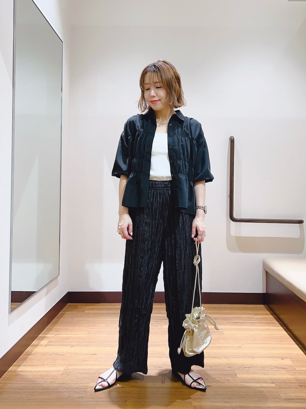 ブラック系のその他パンツ、ブラック系のシャツ/ブラウスを着用したレディースの夏コーディネートの1枚目の写真