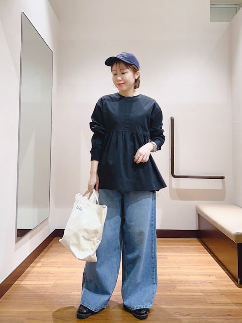 デニムパンツを使った「ぺプラムトップス」の人気ファッション