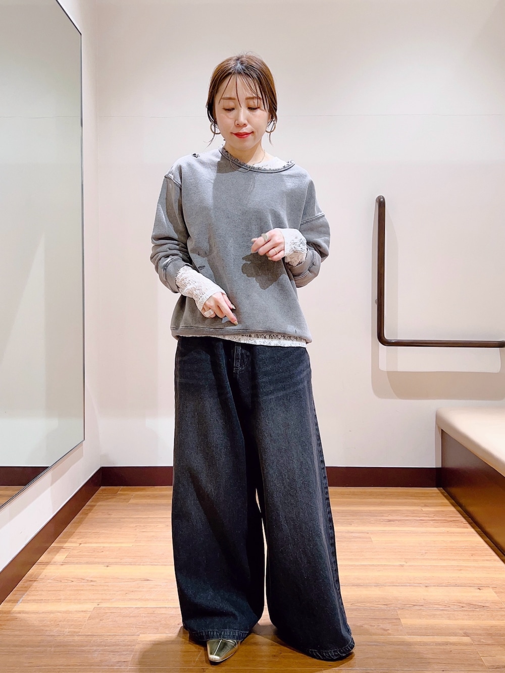 「春服、春カラー、きれいめコーディネート、大人女子、カジュアルスタイル、休日スタイル、オトナ女子、デニムコーデ、ブラックコーデ、30代コーデ、ラクチンコーデ、ブラックデニム、レーストップス」｜「ITEMS URBANRESEARCHのロングスリーブレーストップス（Tシャツ/カットソー、ホワイト系）」を使った、fujimonさん（レディース・159cm）の春コーディネートの1枚目の写真