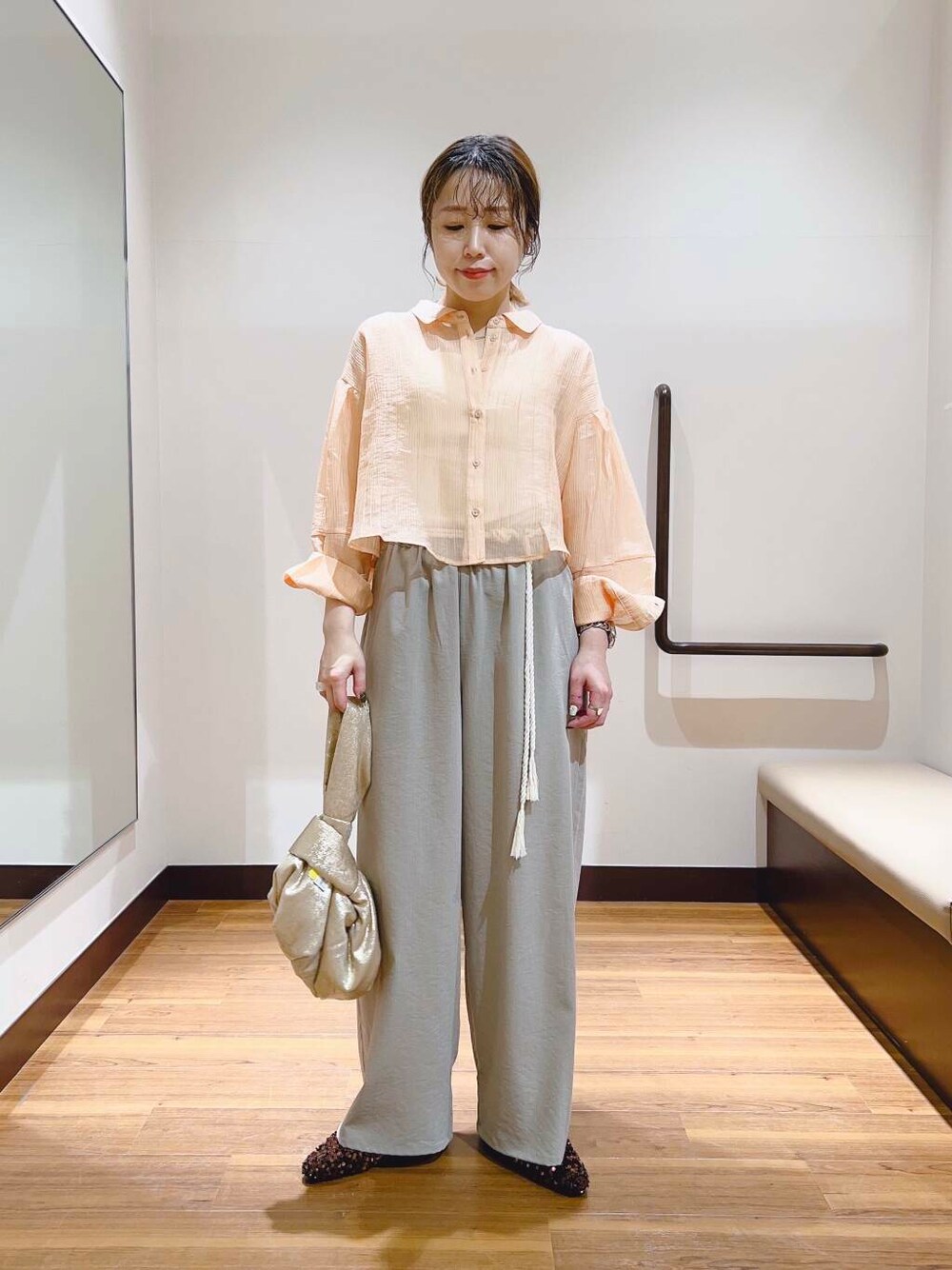 「大人カジュアル、キレイめ、ママコーデ、大人女子、カジュアルコーデ、休日スタイル、大人コーデ、淡色コーデ、大人かわいい、旅行コーデ、イエベ、即戦力シャツコーデ、やや暑い、寒暖差対策アイテム」｜「RODE SKOの『MADE IN JAPAN』スパンコールミュール（その他シューズ、ブラウン系）」を使った、fujimonさん（レディース・159cm）の春コーディネートの1枚目の写真