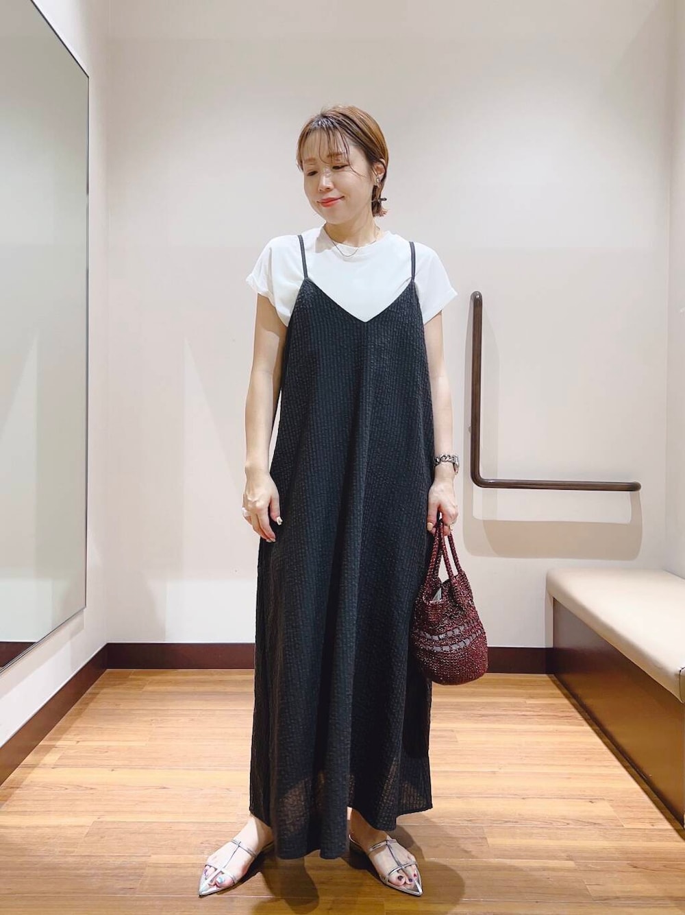 「シンプル、キャミワンピース、大人カジュアル、キレイめ、モノトーン、ママコーデ、大人女子、カジュアルコーデ、大人コーデ、大人かわいい、旅行コーデ、イエベ、帰省コーデ、私が選ぶセールアイテム25ss」｜「RODE SKOのビーズショルダーバッグ（ショルダーバッグ、ブラウン系）」を使った、fujimonさん（レディース・159cm）の夏コーディネートの1枚目の写真