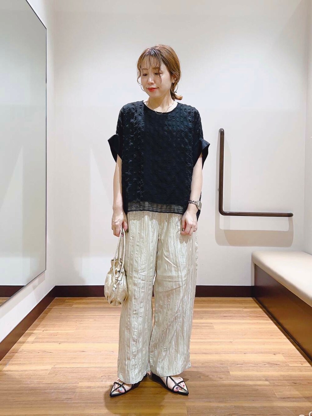 ベージュ系のその他パンツ、ブラック系のシャツ/ブラウスを着用したレディースの夏コーディネートの1枚目の写真