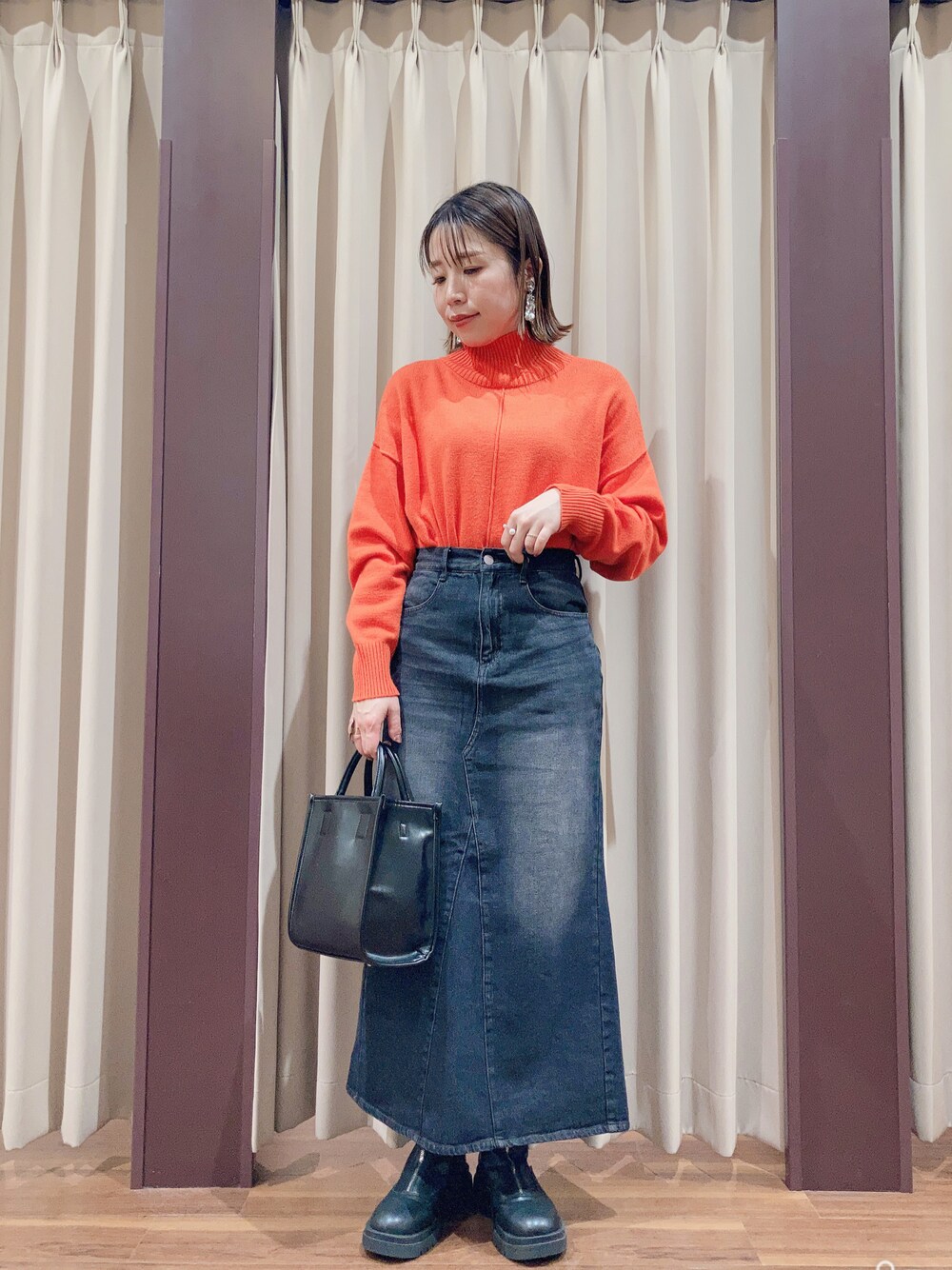 「カラーニット、私の推しブランド、大人カジュアル、オトナ女子、デニムスカート、春コーデ、オレンジ、オレンジニット、ブーツ、ママコーデ、ニット、冬コーデ」｜「ITEMS URBANRESEARCHのハイネックワイドニット2（ニット/セーター、オレンジ系）」を使った、fujimonさん（レディース・159cm）の冬コーディネートの1枚目の写真