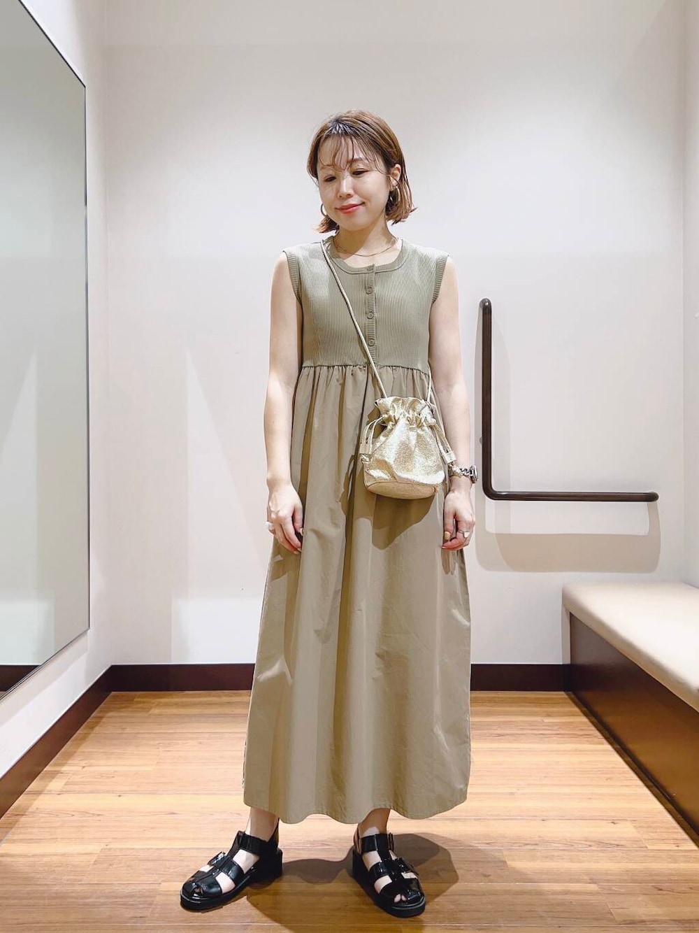 「ワンピース、大人カジュアル、キレイめ、ママコーデ、大人女子、カジュアルコーデ、大人コーデ、大人かわいい、旅行コーデ、イエベ、帰省コーデ、私が選ぶセールアイテム25ss」｜「RODE SKOのメタリックドロストショルダーバッグ（ショルダーバッグ、ゴールド系）」を使った、fujimonさん（レディース・159cm）の夏コーディネートの1枚目の写真