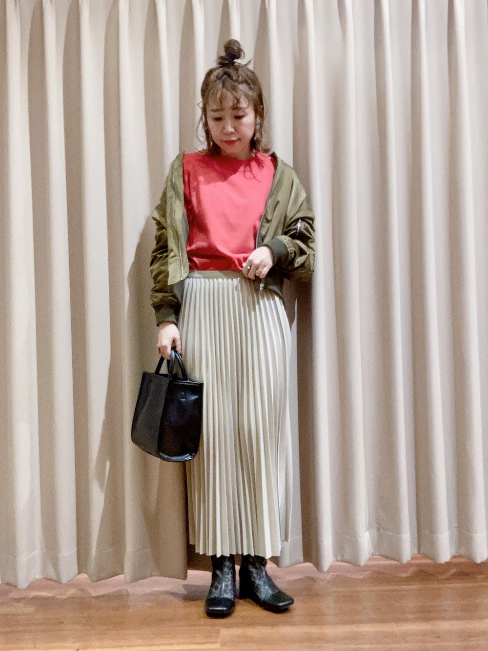 「今日のコーデ、大人カジュアル、大人ガーリー、大人女子、MA-1、ピンク、プリーツスカート、春コーデ、ブーツ、ショートブーツ」｜「ITEMS URBANRESEARCHのロングプリーツスカート（スカート、ベージュ系）」を使った、fujimonさん（レディース・159cm）の冬コーディネートの1枚目の写真