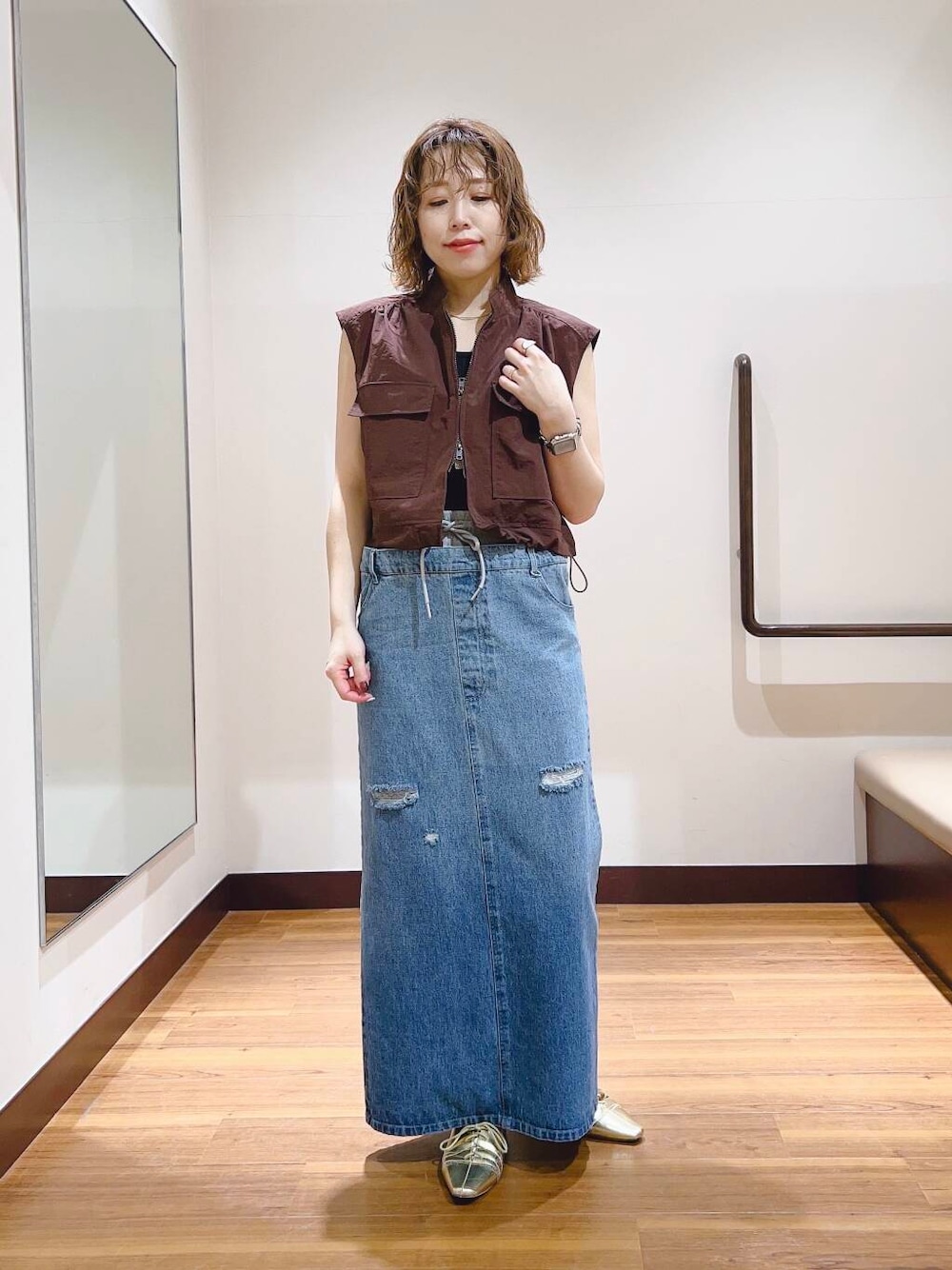 「大人カジュアル、ベスト、ママコーデ、大人女子、カジュアルコーデ、デニムスカート、newarrival、休日スタイル、大人コーデ、大人かわいい、旅行コーデ、イエベ春、ナイロンベスト、やや暑い」｜「ITEMS URBANRESEARCHのナイロンショートベスト（その他アウター、ブラウン系）」を使った、fujimonさん（レディース・159cm）の春コーディネートの1枚目の写真
