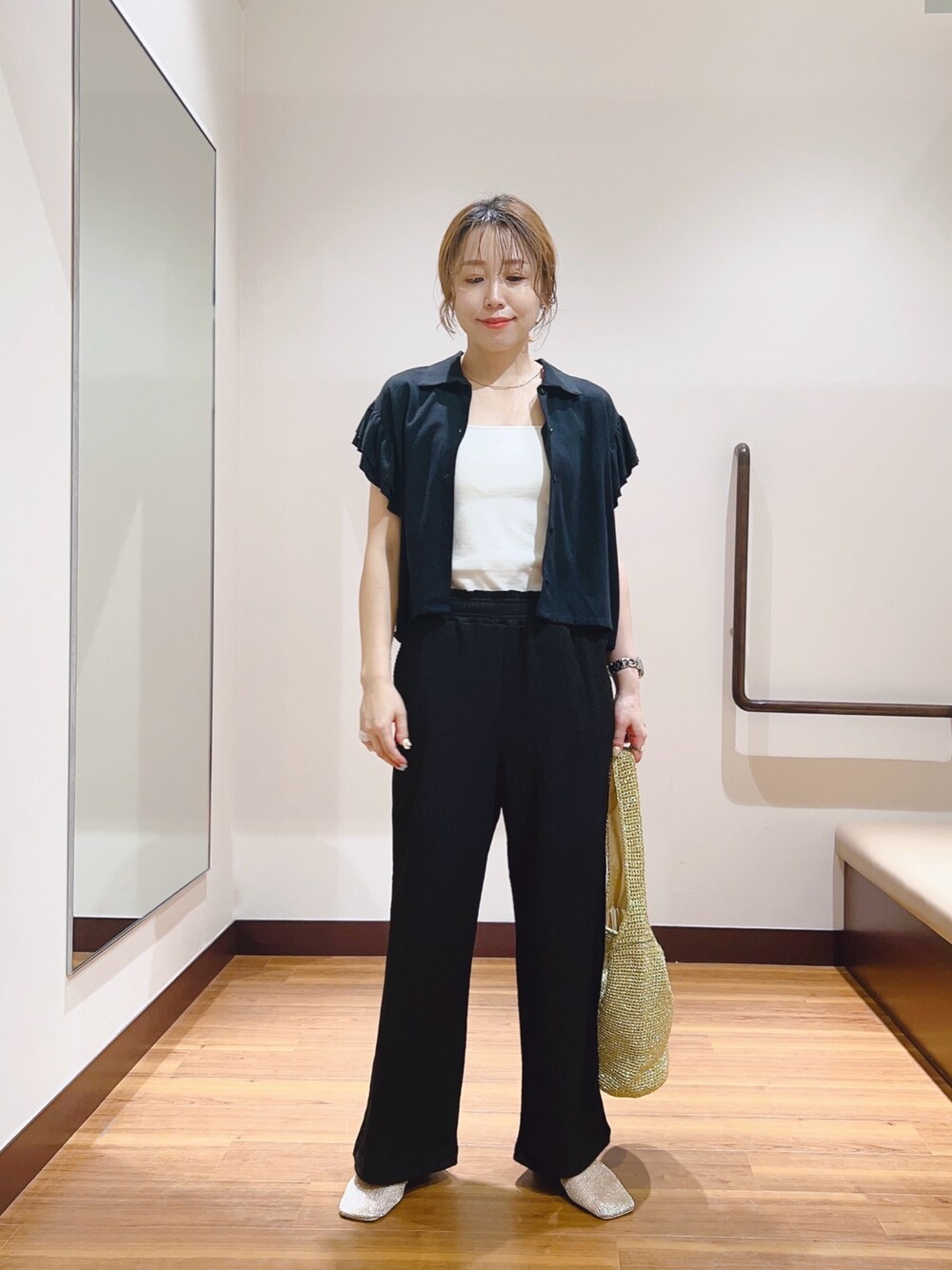 ブラック系のその他パンツ、ブラック系のシャツ/ブラウスを着用したレディースの夏コーディネートの1枚目の写真