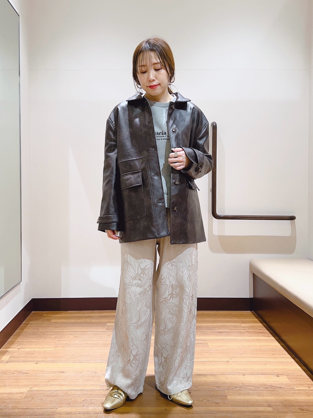 「春服、きれいめコーディネート、大人女子、カジュアルスタイル、休日スタイル、オトナ女子、30代コーデ、レザー、レザージャケット、ロゴスウェット」｜「ITEMS URBANRESEARCHのサテンジャガードイージーパンツ（その他パンツ、ベージュ系）」を使った、fujimonさん（レディース・159cm）の春コーディネートの1枚目の写真