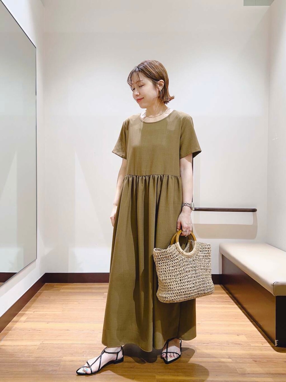 「ワンピース、大人カジュアル、キレイめ、ママコーデ、大人女子、カジュアルコーデ、リネン、大人コーデ、大人かわいい、旅行コーデ、イエベ、帰省コーデ、リネン着こなし術、私が選ぶセールアイテム25ss」｜「RODE SKOのウッドハンドルペーパーバッグ（トートバッグ、ベージュ系）」を使った、fujimonさん（レディース・159cm）の夏コーディネートの1枚目の写真