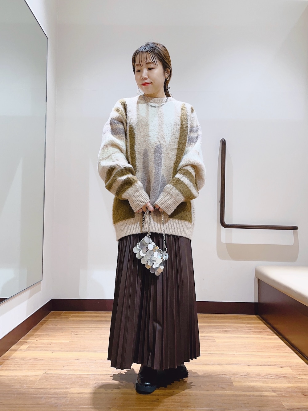 「プリーツスカート、柄ニット、チョコレート、お出かけコーデ、レザースカート、レザープリーツスカート、オーバーサイズニット、ブーツ、休日スタイル、ニット」｜「ITEMS URBANRESEARCHのシャギーモチーフビッグニット（ニット/セーター、ピンク系）」を使った、fujimonさん（レディース・159cm）の秋コーディネートの1枚目の写真