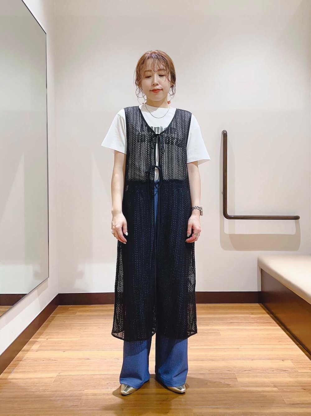 ブルー系のその他パンツ、ホワイト系のTシャツ/カットソー、ブラック系のワンピースを着用したレディースの夏コーディネートの1枚目の写真