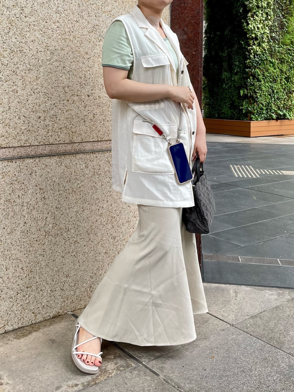 「夏セールで買いました、スクエアバッグ、夏だ！Tシャツ着よう！、プチプラ、夏コーデ、オトナカジュアル、プチプラコーデ、淡色コーデ、ワントーンコーデ、低身長コーデ、いいね、save、フォローお願いします🤑、カジュアル、スマホショルダー、オトナ女子、レイヤードスタイル」｜「select MOCAの2021 SS パイピングデザインカラーTシャツ（Tシャツ/カットソー、グリーン系）」を使った、tomomiさん（レディース・155cm）の夏コーディネートの1枚目の写真