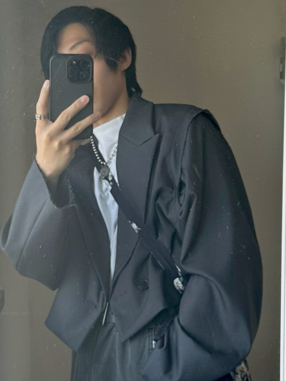 「お洒落さんとつながりたい、低身長コーデ、服好きな人と繋がりたい、カジュアルコーデ、ファッションを楽しもう、モノトーン、グレー、ブラックコーデ、シルバー」｜「HAREの【UNDER GROUND MODE】2Pカットオフショートジャケット/ワイドパンツ(HARE)（テーラードジャケット、グレー系）」を使った、しのさん（メンズ・164cm）の春コーディネートの1枚目の写真