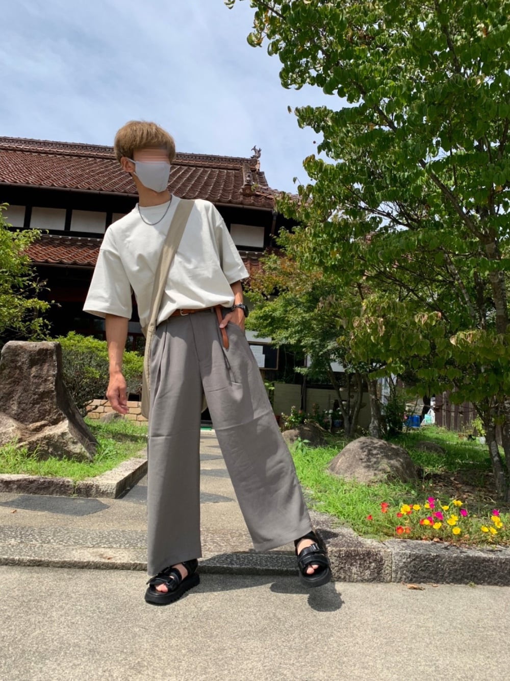 「プチプラ、ビッグT、おしゃれさんと繋がりたい」｜「WYM LIDNMの【WYM LIDNM】SHARK SOLE SANDAL（サンダル、ブラック系）」を使った、yuuuuさん（メンズ・170cm）の夏コーディネートの1枚目の写真
