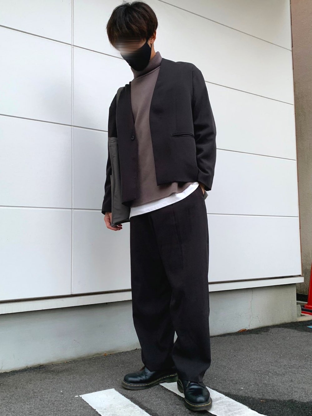 「きれいめコーディネート、セットアップ、ジャケット、トートバッグ、革靴、タートルネック、タートルネックニット、ニット、ワイドパンツ、ノーカラージャケット、キレイめコーデ、Dr.Martens、デート、休日コーデ、レイヤード」｜「Dr. MartensのDr.Martensドクターマーチン 1461 1461w 3eye Gibson 3ホールギブソン レザーシューズ（ドレスシューズ、ブラック系）」を使った、yuuuuさん（メンズ・170cm）の冬コーディネートの1枚目の写真