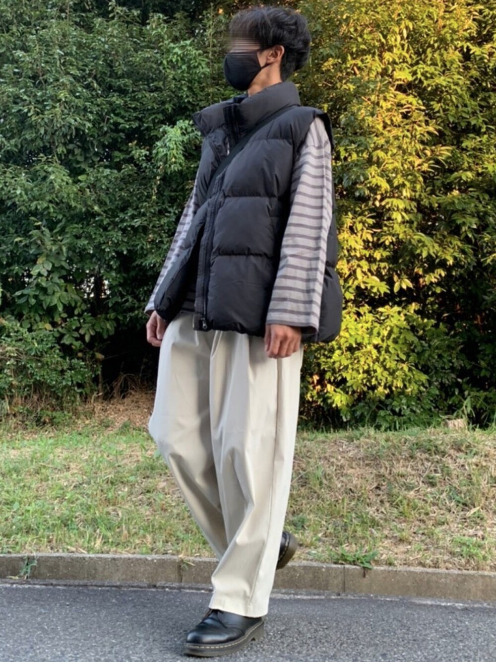 「秋のコーデ、ダウンベスト、ボーダー、ロンT、おしゃれさんと繋がりたい、ドクターマーチン、白パンツ、ショルダーバッグ、モノトーン、オーバーサイズ、GU、カジュアル、秋服、ワントーンコーデ、革靴」｜「Dr. MartensのDr.Martensドクターマーチン 1461 1461w 3eye Gibson 3ホールギブソン レザーシューズ（ドレスシューズ、ブラック系）」を使った、yuuuuさん（メンズ・170cm）の秋コーディネートの1枚目の写真