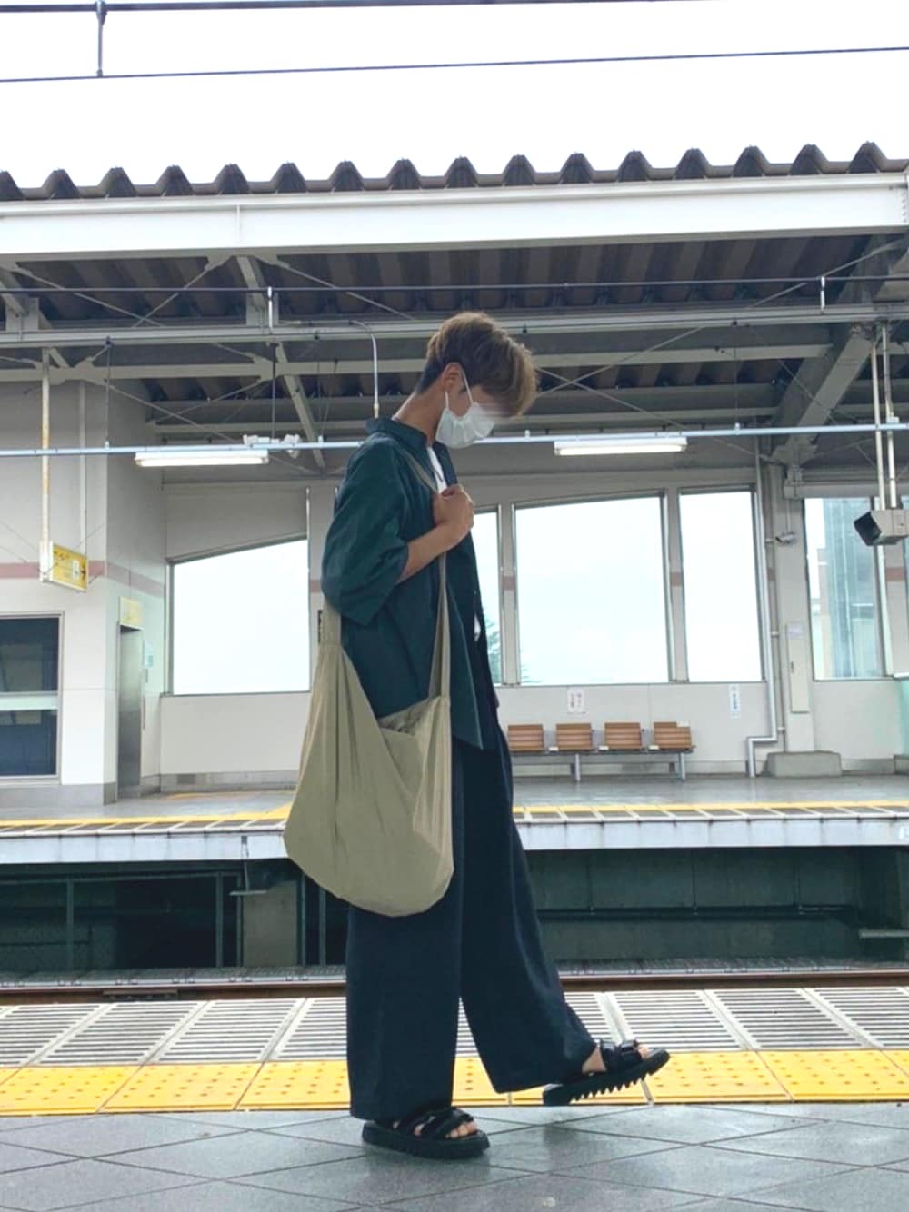 「休日スタイル、夏コーデ、シャツコーデ、ワイドパンツ」｜「WYM LIDNMの【WYM LIDNM】SHARK SOLE SANDAL（サンダル、ブラック系）」を使った、yuuuuさん（メンズ・170cm）の秋コーディネートの1枚目の写真