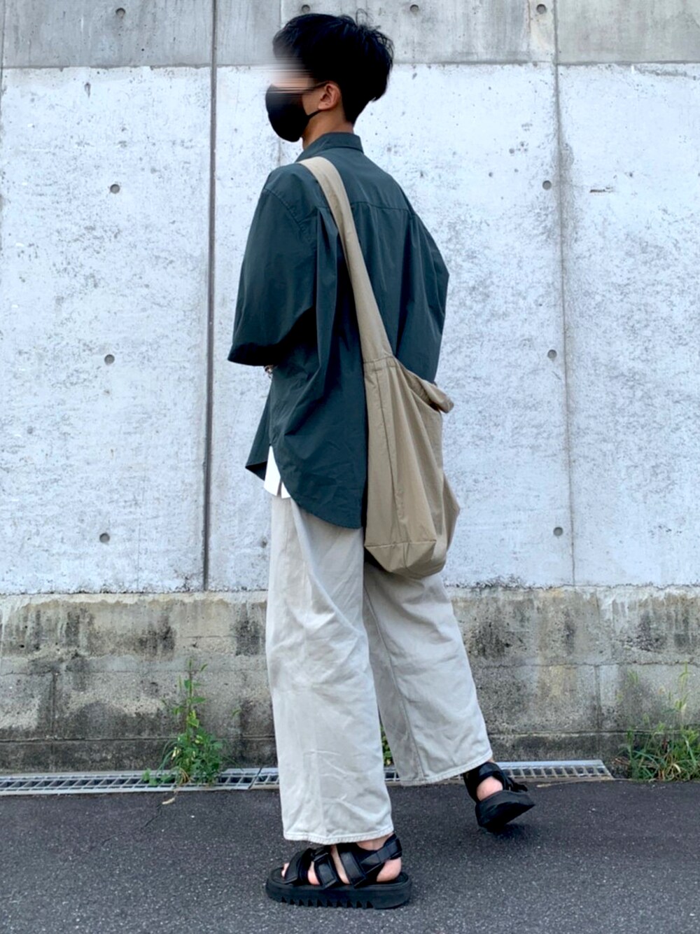 「休日コーデ、デニムパンツ、グリーン、シャツスタイル、シャツ、オーバーサイズ、ゆるコーデ、ワイドパンツ、ワイドデニム、remer、デカバッグ、ショルダーバッグ、サンダル、レザーサンダル」｜「WYM LIDNMの【WYM LIDNM】SHARK SOLE SANDAL（サンダル、ブラック系）」を使った、yuuuuさん（メンズ・170cm）の秋コーディネートの1枚目の写真