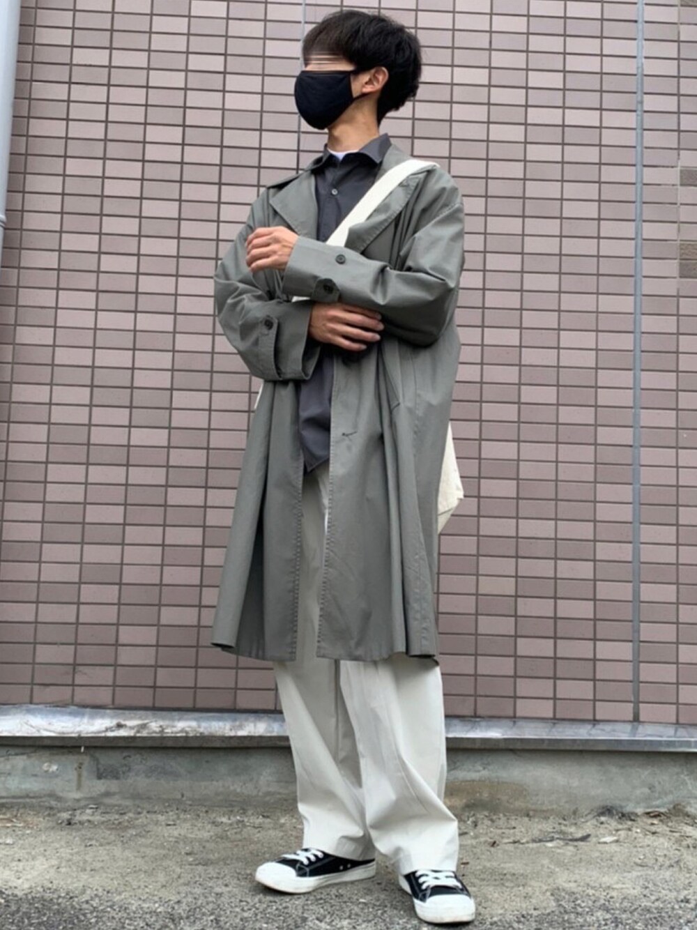 「秋ルック紹介するよ、トレンチコート、シャツスタイル、無印良品、GU、白パンツ、スニーカー、ショルダーバッグ、秋服、お洒落さんとつながりたい、プチプラコーデ、秋のコーデ、リラックススタイル、コート、いいね、save、フォローお願いします🤑」｜「無印良品のアイテム（スニーカー、ブラック系）」を使った、yuuuuさん（メンズ・170cm）の秋コーディネートの1枚目の写真