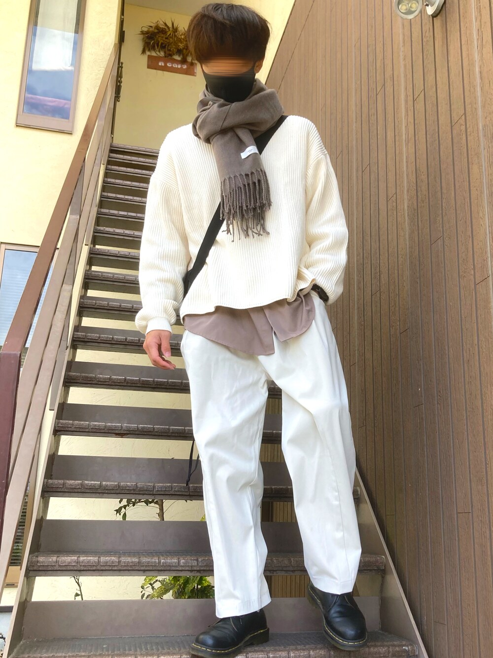 「ニット、シャツスタイル、ドクターマーチン、革靴、白パンツ、ワイドパンツ、オーバーサイズ、ショルダーバッグ、マフラー、冬コーデ、きれいめ、カフェ、シャツ、GU、クリスマス」｜「Dr. MartensのDr.Martensドクターマーチン 1461 1461w 3eye Gibson 3ホールギブソン レザーシューズ（ドレスシューズ、ブラック系）」を使った、yuuuuさん（メンズ・170cm）の冬コーディネートの1枚目の写真
