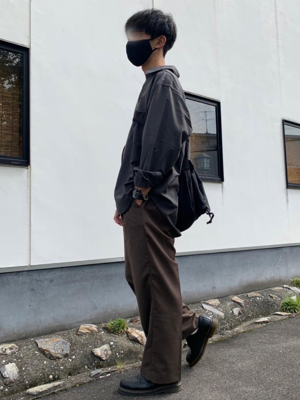 「おしゃれさんと繋がりたい、デート、シャツスタイル、革靴、チャコールグレー、秋コーデ、ストレートパンツ、センタープレス、ブラウン、秋のコーデ、きれいめカジュアル」｜「Dr. MartensのDr.Martensドクターマーチン 1461 1461w 3eye Gibson 3ホールギブソン レザーシューズ（ドレスシューズ、ブラック系）」を使った、yuuuuさん（メンズ・170cm）の秋コーディネートの1枚目の写真