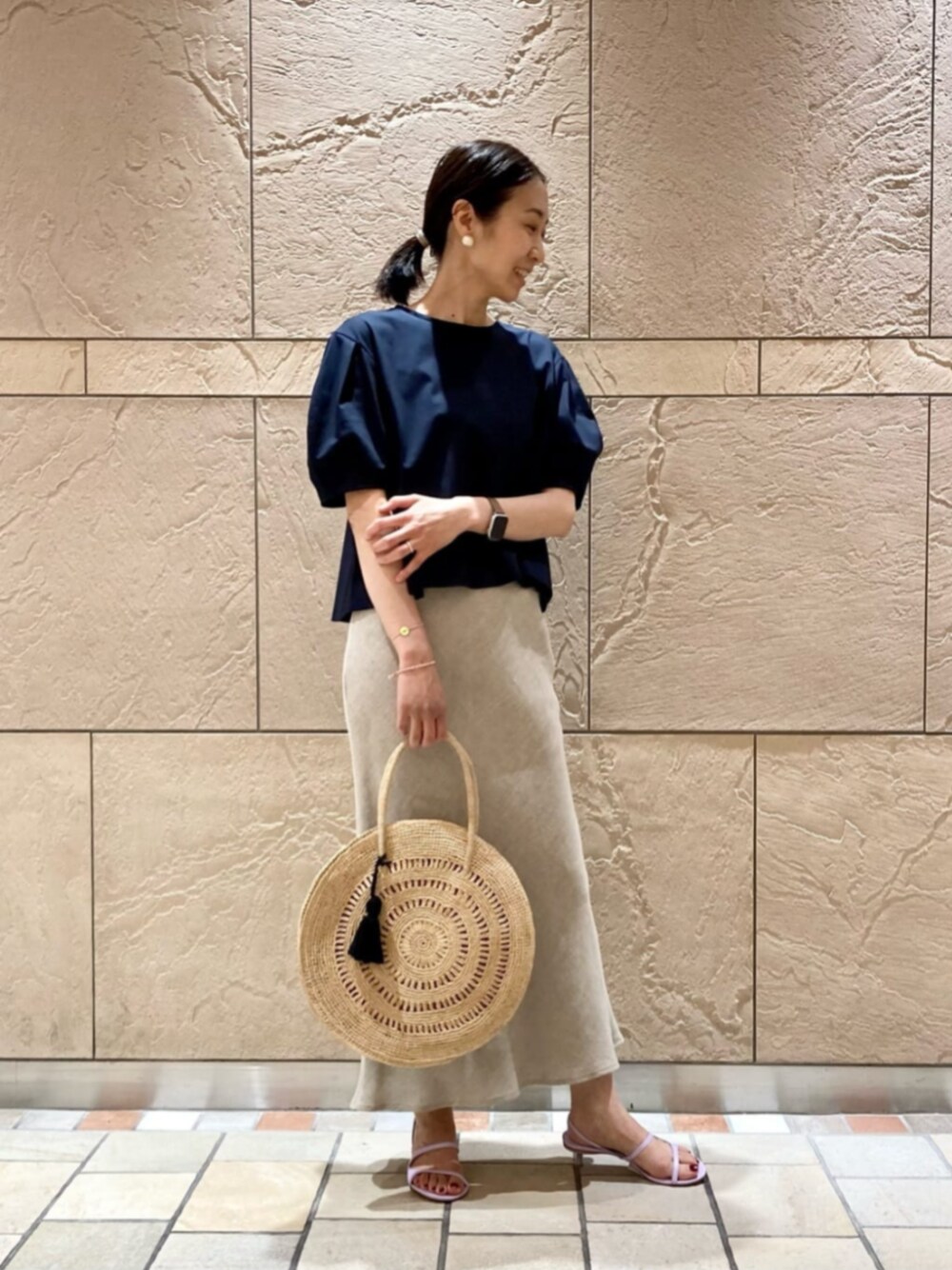 ブルー系のTシャツ/カットソー、ベージュ系のスカート、ベージュ系のかごバッグを着用したレディースの夏コーディネートの1枚目の写真