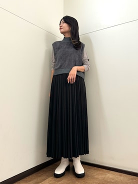 「プリーツスカート」｜「アイテム（ベスト、グレー系）」を使った、フナバシミズキさん（レディース・169cm）の秋コーディネート