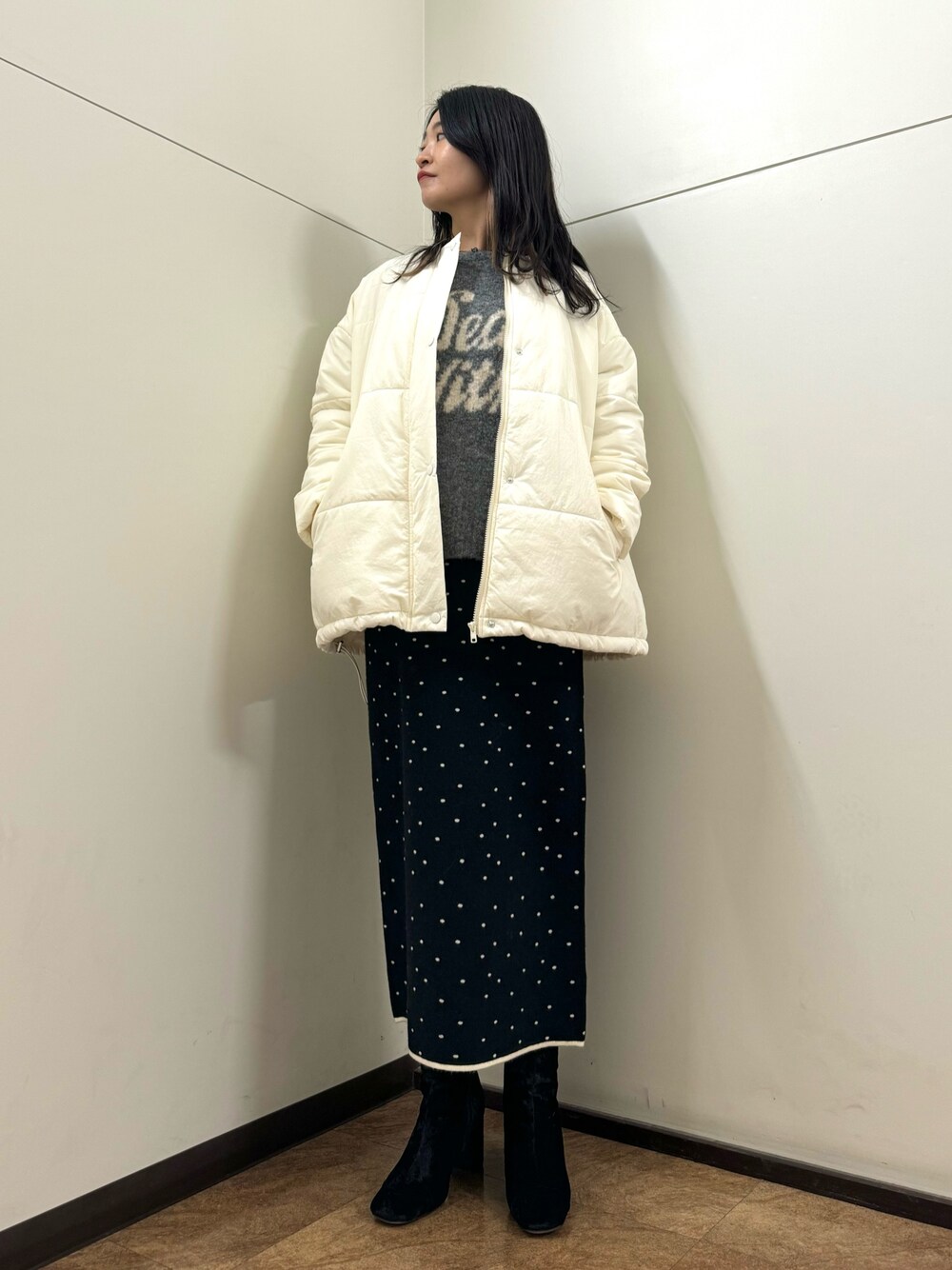 「大人コーデ、クリスマスに着たい服、秋冬、オトナカワイイ、ニット/セーター、柄スカート、ニット、ニットスカート、ロゴニット、ITEMS URBANRESEARCH」｜「ITEMS URBANRESEARCHの中綿キルトオーバージャケット（ダウンジャケット/コート、ホワイト系）」を使った、フナバシミズキさん（レディース・169cm）の冬コーディネートの1枚目の写真