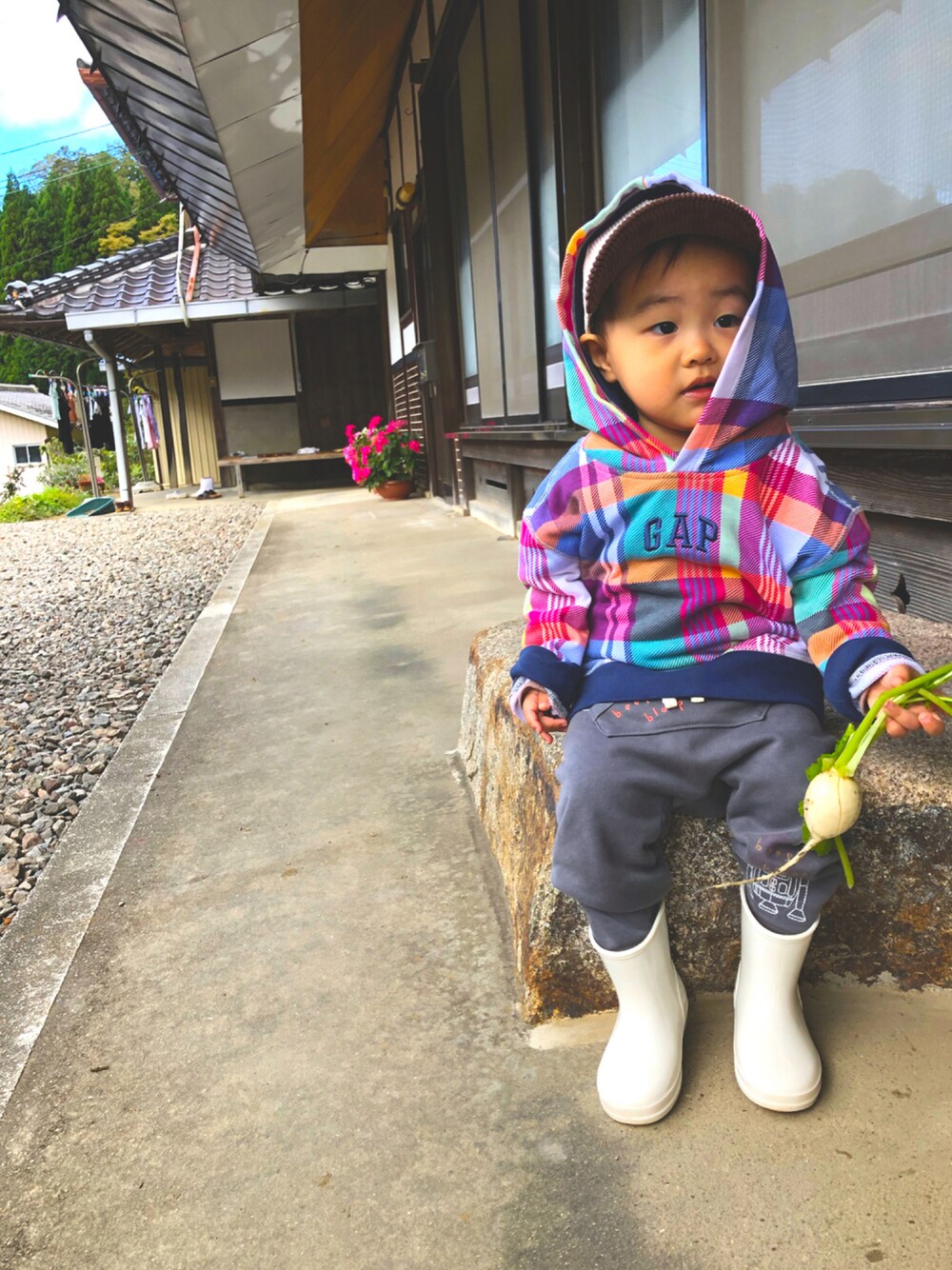 「オーバーサイズ、休日コーデ、だぼだぼ、今日のコーデ、秋コーデ、秋冬コーデ、だぼっとゆるっと。」｜「GAPのGapロゴ プレイド パーカー (キッズ)（パーカー、その他）」を使った、ちょこれいとさん（キッズ・80cm）の秋コーディネートの1枚目の写真