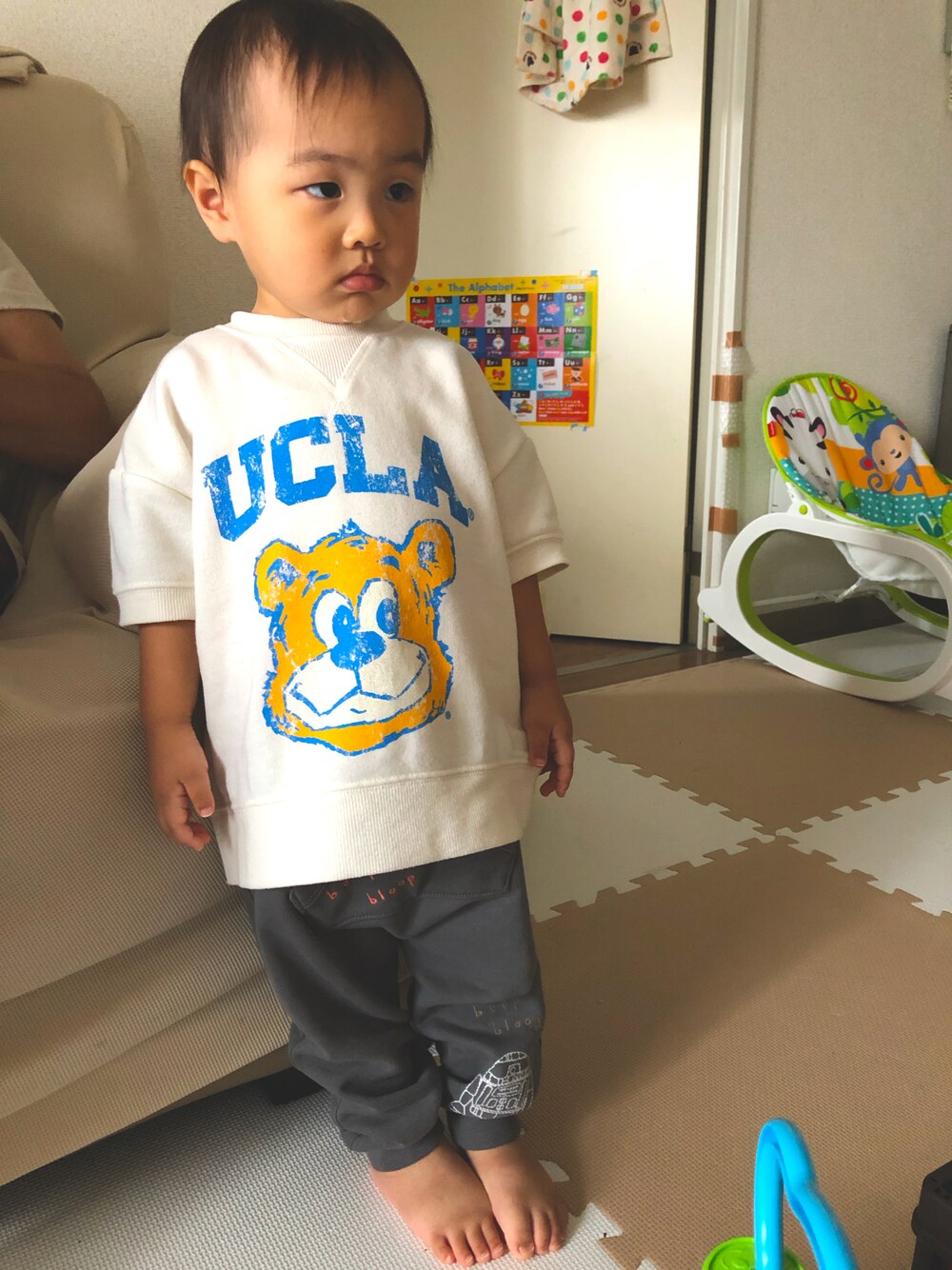 「だぼだぼ、だぼっとゆるっと。」｜「UCLAの【UCLA】クルートレーナー/A  (80～160cm)（スウェット、ホワイト系）」を使った、ちょこれいとさん（キッズ・80cm）の秋コーディネートの1枚目の写真