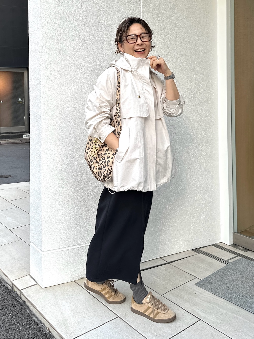 「マンパ、春コーデ、フーデットコート、フードコート、ショート丈、軽量、タイトスカート、スニーカーコーデ、きれいめカジュアル、大人カジュアル、ロングカーディガン、モノトーンコーデ、レオパード柄」｜「NOLLEY’Sのミニリップストップミドルコート（その他アウター、ホワイト系）」を使った、nol mayumiiさん（レディース・160cm）の春コーディネートの1枚目の写真