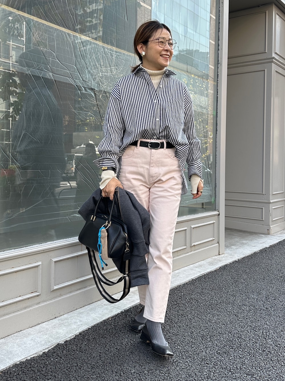 「ストライプ、ストライプシャツ、シャツコーデ、パンツコーデ、デニム、デニムパンツ、ピンクパンツ、ピンク、春コーデ、大人カジュアル、きれい目カジュアル、パーカー、グレーパーカー」｜「NOLLEY’S Sophiのタンブラーストライプ3WAYシャツ（シャツ/ブラウス、ブルー系）」を使った、nol mayumiiさん（レディース・160cm）の冬コーディネートの1枚目の写真