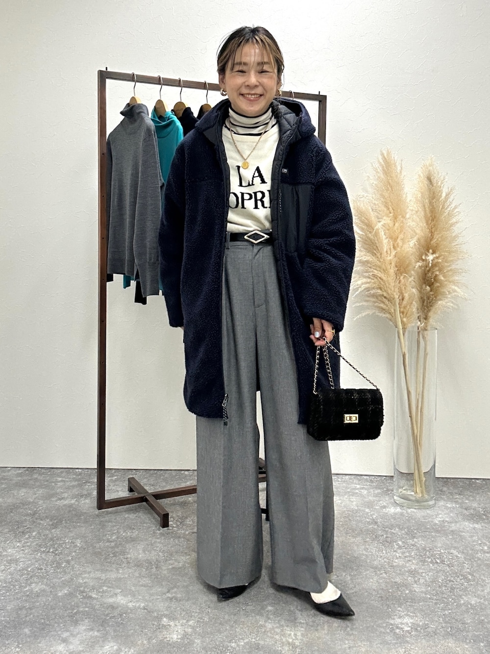 「休日スタイル、大人カジュアル、シンプル、ニット、パンツスタイル、ボア、ダウン、リバーシブル、ロングダウン、ネイビー、ワイドパンツ、ボーダー、ロゴニット」｜nol mayumiiさん（レディース・160cm）の秋コーディネートの1枚目の写真