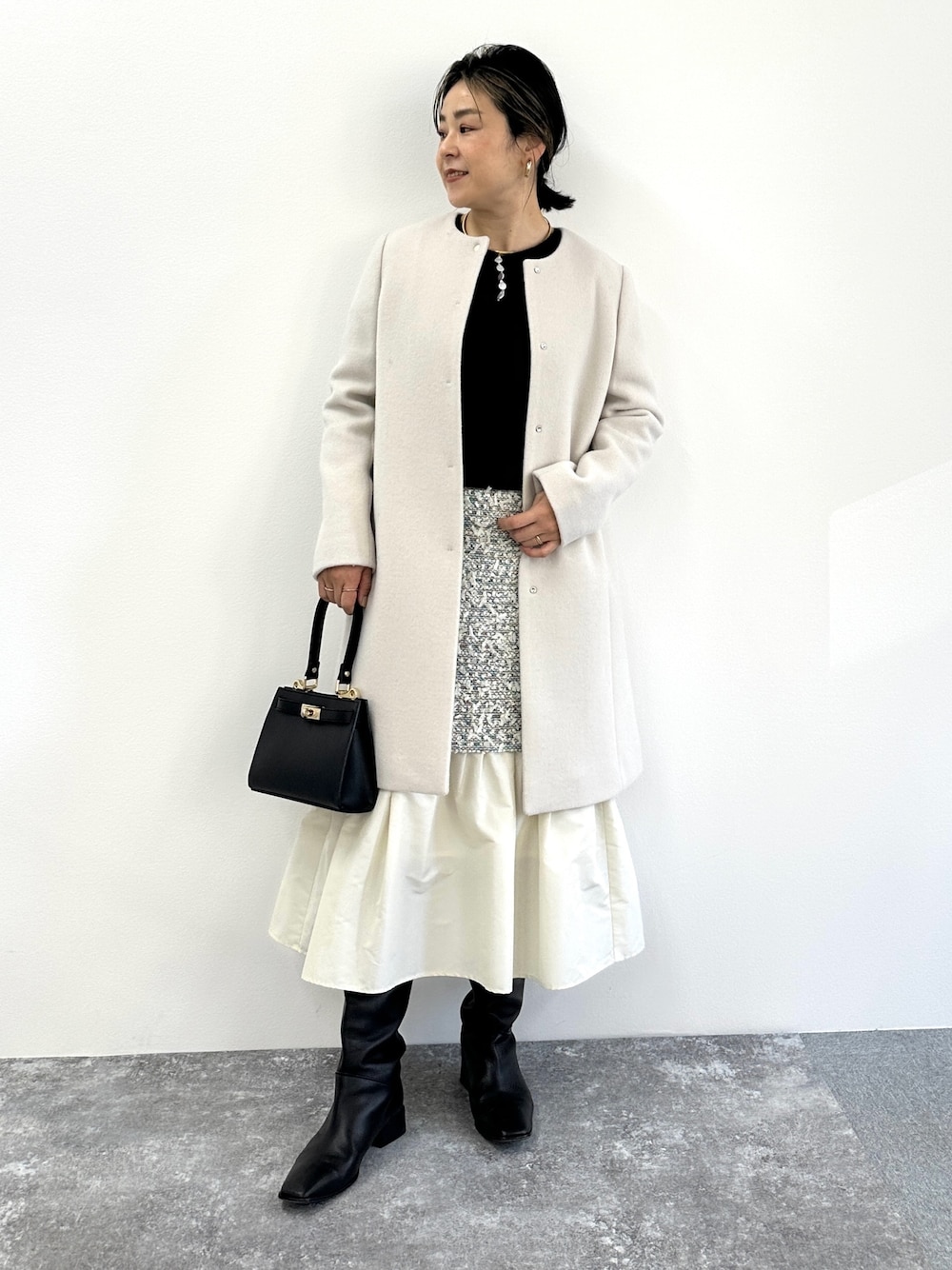 「冬のコーデ、シンプルコーデ、おでかけコーデ、冬アウター、クリスマスに着たい服、きれいめコーディネート、キレイめコーデ、淡色コーデ、ホワイトコーデ、ふわふわニット、ヘアリーニット、ノーリーズ、NOLLEY'S」｜「NOLLEY’S Sophiのへアリークルーネックプルオーバーニット（ニット/セーター、ブラック系）」を使った、nol mayumiiさん（レディース・160cm）の冬コーディネートの1枚目の写真