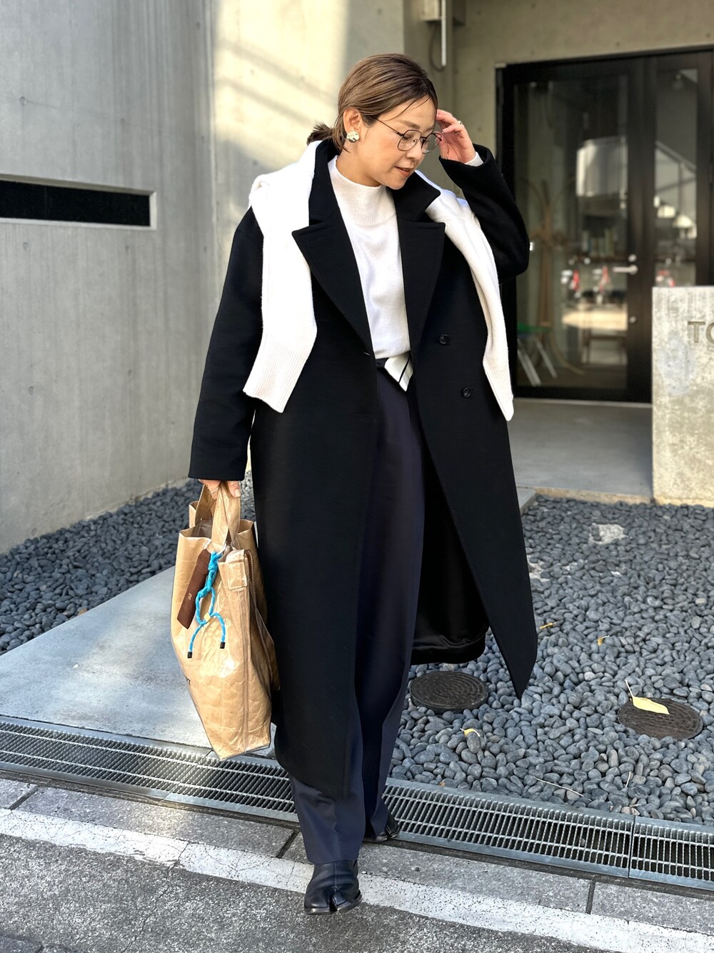 「冬コーデ、ロングコート、クリスマスに着たい服、大人ファッション、休日スタイル、キレイめ、モノトーン、スタンドカラー、ワイドパンツ」｜「NOLLEY’Sのカシミヤ混MUSICゆったりVネックカーディガン 24AW（カーディガン/ボレロ、ホワイト系）」を使った、nol mayumiiさん（レディース・160cm）の冬コーディネートの1枚目の写真