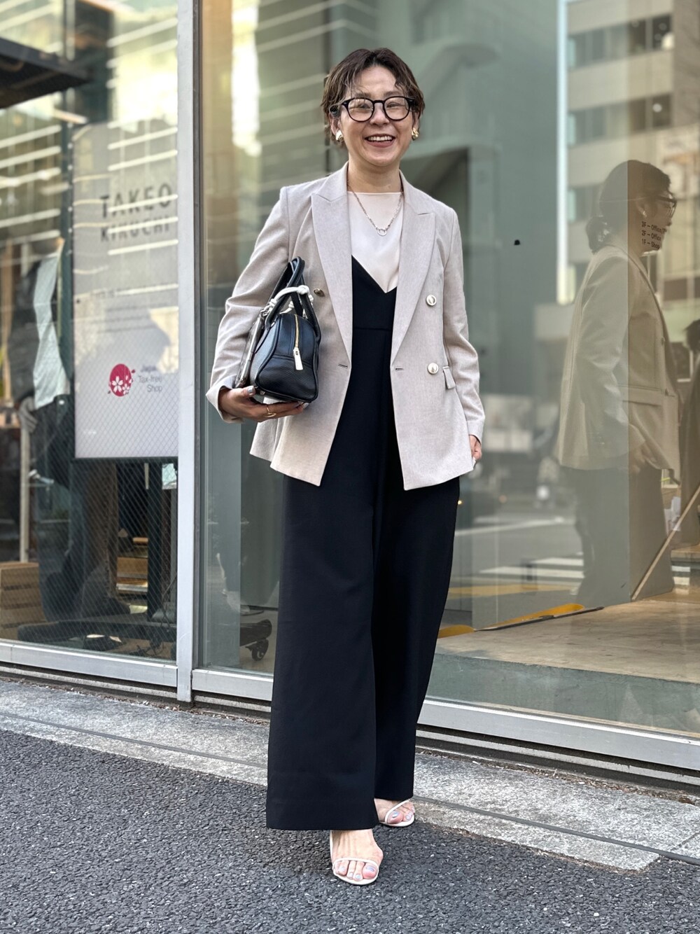 「ジャケット、サロペット、オールインワン、ジャケットコーデ、サテンシャツ、パンツコーデ、きれい目カジュアル、大人カジュアル、大人コーデ、オールインワンコーデ」｜「NOLLEY’S Sophiの《セットアップ対応》ウォッシャブルドライダブルジャケット（テーラードジャケット、ベージュ系）」を使った、nol mayumiiさん（レディース・160cm）の春コーディネートの1枚目の写真