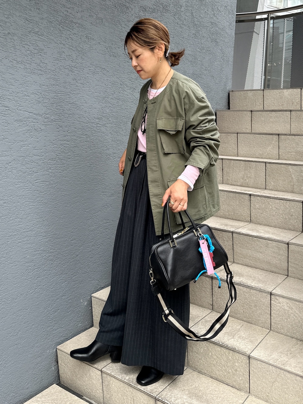 「ミリタリー、ミリタリージャケット、ユニセックス、シアートップス、シアーロンT、ロンT、パンツスタイル、パンツコーデ、ストライプ、レイヤードスタイル、ボストンバッグ、大人カジュアル」｜「NOLLEY’SのMY STANDARD ルーズシアーロンT（Tシャツ/カットソー、ホワイト系）」を使った、nol mayumiiさん（レディース・160cm）の秋コーディネートの1枚目の写真