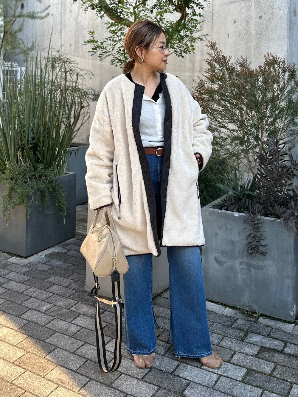 「冬コーデ、ホワイトコーデ、クリスマスに着たい服、ラフコーデ、ラクチンコーデ、シンプル、TAION、ダウンジャケット、ボアコート、デニム、大人カジュアル」｜「TAIONの◇【WEB限定】【TAION/タイオン】ノーカラーボアコート(リバーシブル) 24AW（ダウンジャケット/コート、ホワイト系）」を使った、nol mayumiiさん（レディース・160cm）の冬コーディネートの1枚目の写真